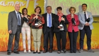 Nelle foto Martina Segalini (la seconda da destra in giacca rossa) dell’ufficio postale di San Nicolò