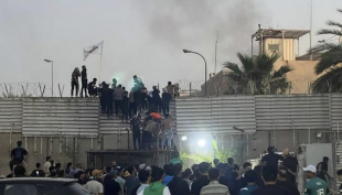 A Baghdad l’ambasciata svedese in fiamme