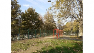 Nuova siepe e nuova recinzione, il parco giochi del Pubblico Passeggio riapre al pubblico