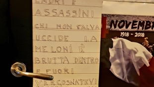 Cartello diffamatorio affisso alla sede di Fratelli d&#039;Italia a Fidenza