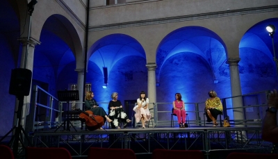 “Donne come noi”. La parmigiana Ilaria Bertinelli protagonista sul palco di “Donna Moderna” alla Casa della Musica. (Foto e Video di Enrico Zermani)