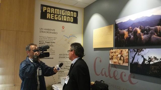 Aeroporto Bergamo - Alessandro Bezzi intervistato nello spazio dedicato ai formaggi di Italy Loves Food rid