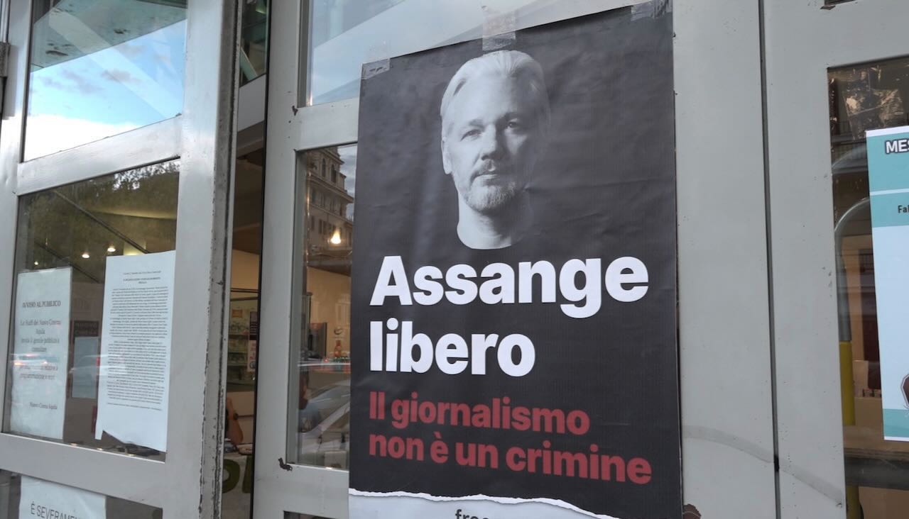 Assange_cinema_Aquila.jpeg