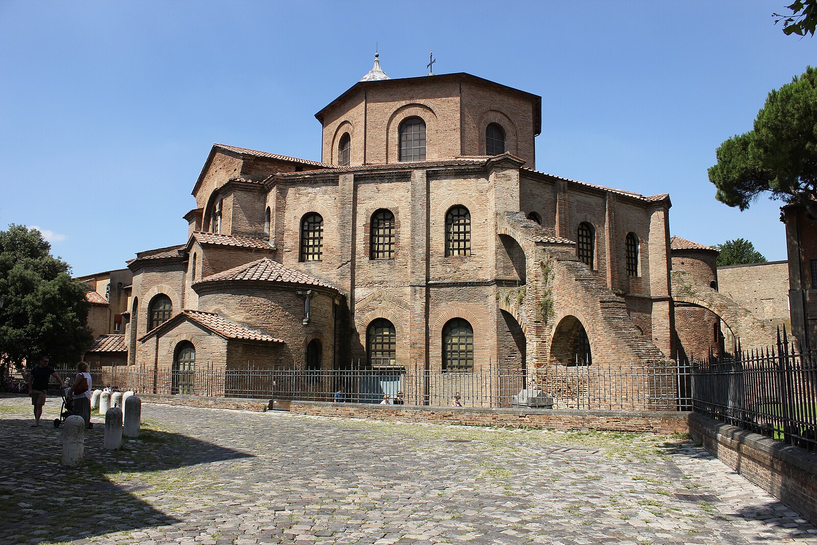 Basilica_di_San_Vitale_Ravenna_Italia_1.jpeg