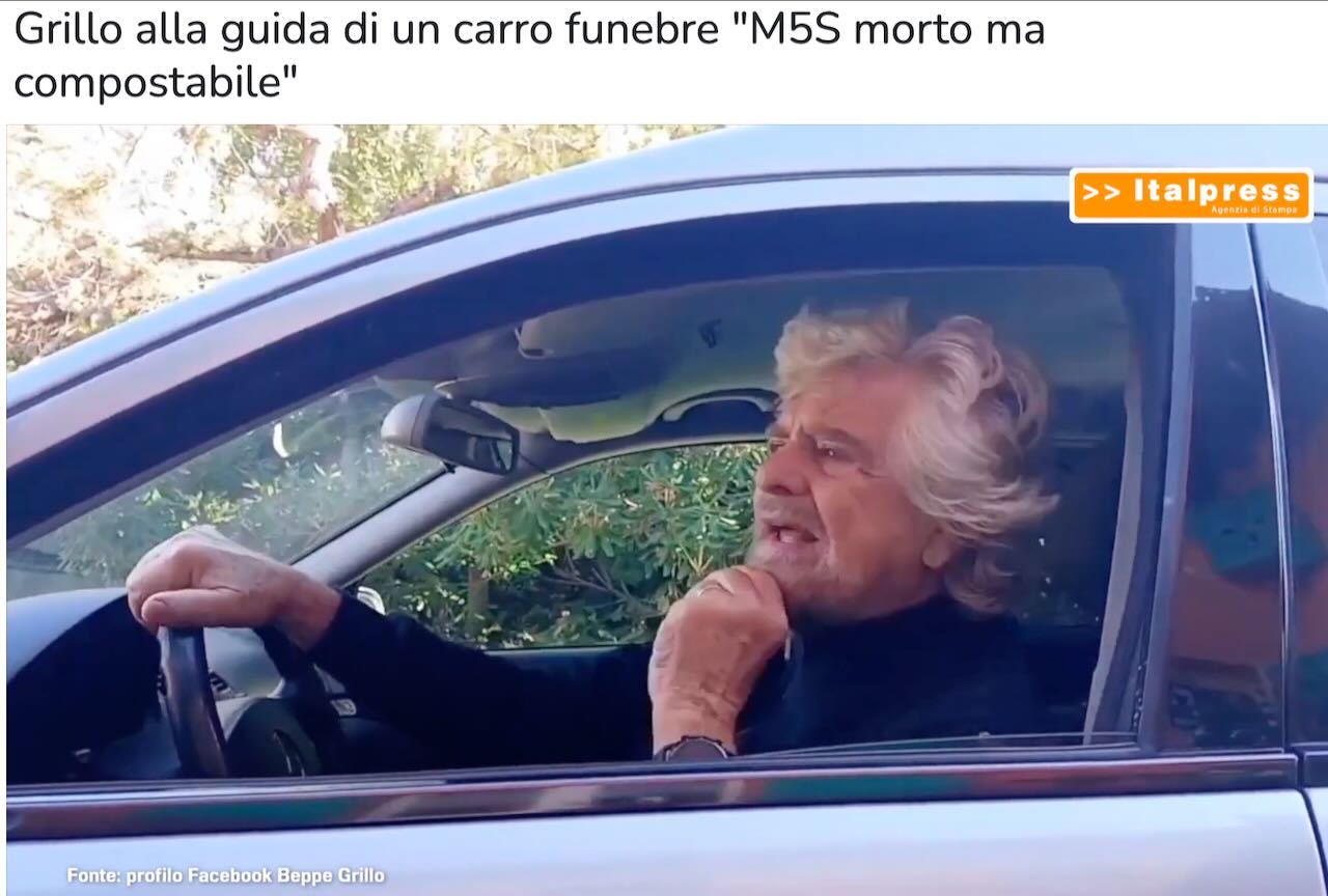 Beppe_Grillo_su_carro_funebre_m5s_-_2.jpeg