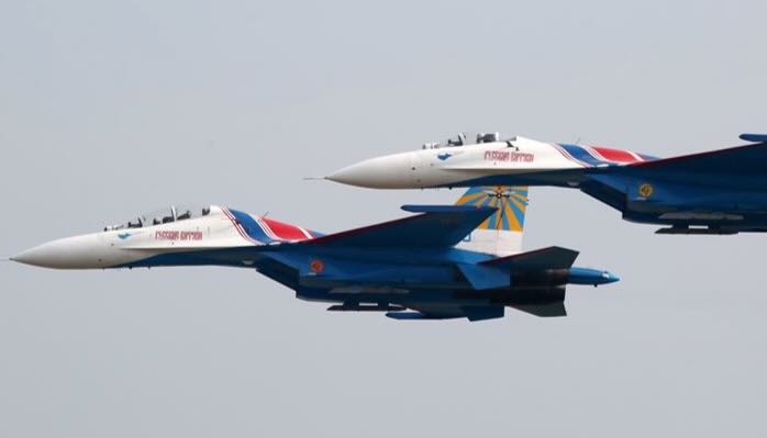 Two_Su-27_fighters_on_the_Russian_Knights.jpeg