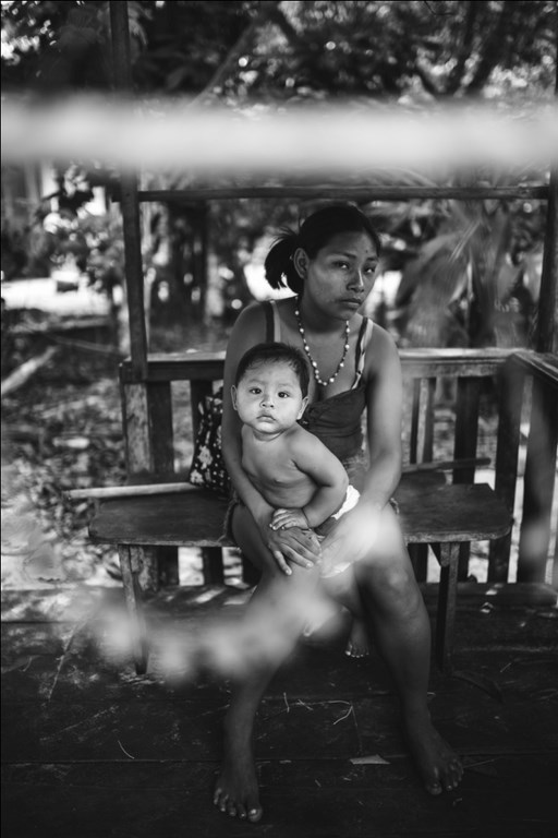 giovane mamma mostra fotografica amazzonia