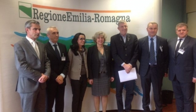 Foto di gruppo dopo la firma dell&#039;accordo. Da sinistra Alberto Stefanati, Luigi Ganazzoli, Maria Grazia De Feo, Simona Caselli, Raimondo Ricci Bitti, Matteo Negretto, Ivan Cremonini.