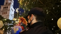 Una pallina di Natale blu con la scritta Polizia, un messaggio di vicinanza alla comunità modenese.