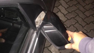 Nuova auto vandalizzata a Colorno nel piazzale della scuola elementare.