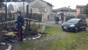 Traversetolo, incendio in una legnaia