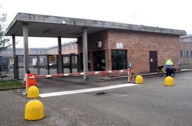 Ferrara: Ispettore di Polizia Penitenziaria si rompe una gamba per salvare la vita ad un detenuto