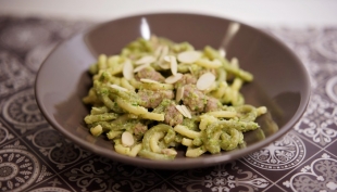 Idee per la cena: Gramigna Pastificio Andalini con pesto di zucchine, salsiccia e mandorle