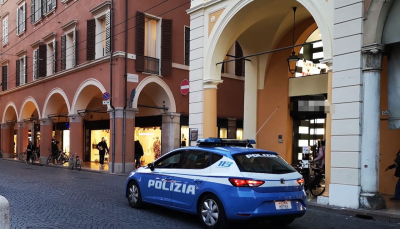 Modena, sorpreso in flagranza e denunciato