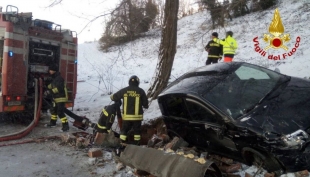 Fa un incidente, esce dall’auto e muore annegato cadendo in un pozzo