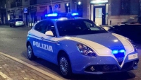 Inveisce verso la madre e poi aggredisce i poliziotti con un collo di bottiglia rotto