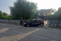 Rapinano un anziano mentre entra in casa, arrestati poco dopo dai Carabinieri