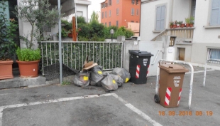 Rifiuti: 5 multe in via Venezia