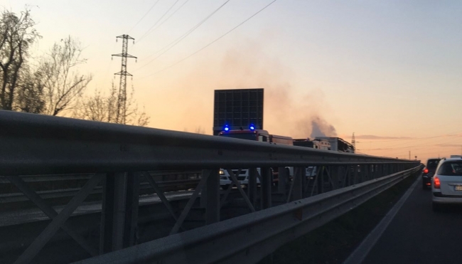 Traffico in tilt per un camion in fiamme