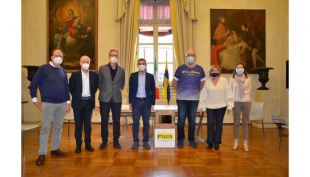 Donati 50 tablet e computer per gli studenti in situazioni di disagio economico, grazie alla generosità delle ditte Infor ed Esaedro e con la collaborazione di Parma Traslochi