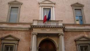 Medesano - Butta la moglie giù dal balcone: condannato a 8 anni