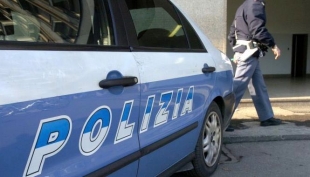 Scoppia una rissa, auto della Polizia danneggiata