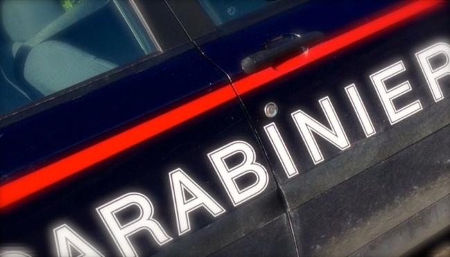 Reggio Emilia, compra uno smartphone al figlio 16enne con la carta di credito che ha rubato insieme a lui: denunciata dai Carabinieri