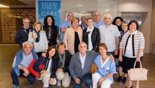 nella foto il gruppo di persone, rappresentate dal Signor Paolo Fava, che ha contribuito alla donazione in memoria di Claudio Gherpelli e Maurizio Spallanzani