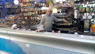 Enzo Borgese titolare del London Bar di Roma, il locale dove sono stati venduti più servizi da caffè personalizzati con la Torre dei Modenesi