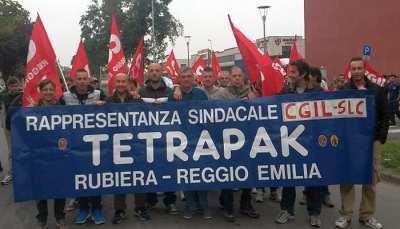 Alcuni lavoratori della Tetrapak di Rubiera in corteo contro il Jobs Act
