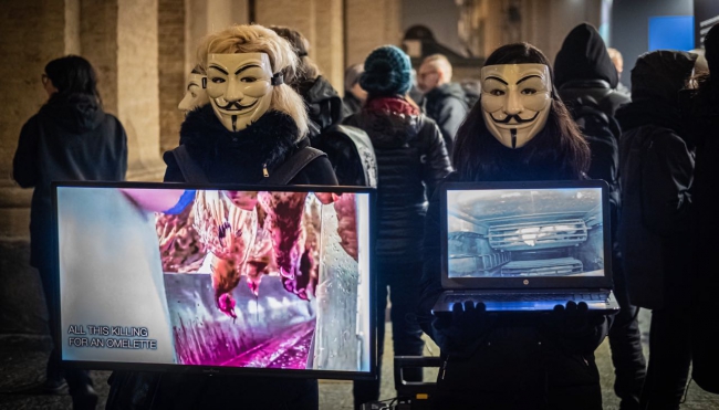 Animalisti sotto i portici del Grano con le maschere di Anonymous - foto di Emiliano Zampella