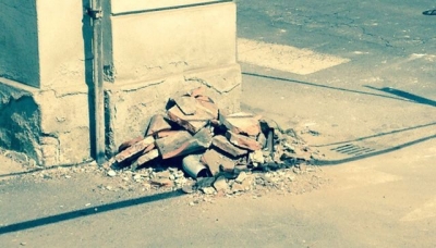 pezzi di cornicione caduti in via Cantoni