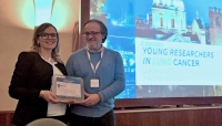 La premiazione della dott.ssa Graziana Digiacomo, che svolge attività di ricerca nel Laboratorio di Oncologia Sperimentale dell’Università di Parma