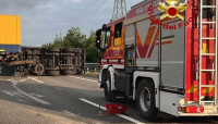 A1 - Un mezzo pesante si rovescia e interrompe il transito autostradale