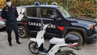 Ruba una bici elettrica, ma va poco lontano. Denunciato