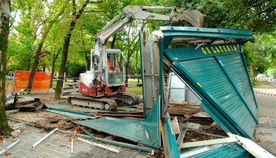 Modena - Demolito il chiosco &quot;La Capannina&quot; al Parco delle Rimembranze