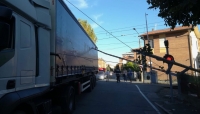 L&#039;autocarro al passaggio a livello di via Mantegna