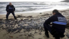 Ambiente, spiagge del Mediterraneo della Costa Azzurra evacuate dai vigili del fuoco a causa di una fuoriuscita di petrolio in mare.