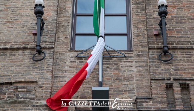 bandiera italiana a lutto