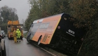 Autobus in un fossato: agente libero dal servizio soccorre tre ragazzini rimasti intrappolati