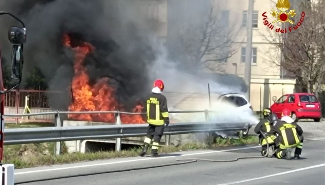 Improvvisamente va a fuoco una auto a GPL. Prontamente intervenuti i Vigili del Fuoco