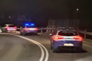 Scardinano la porta del magazzino di un locale e scappano con tre scatoloni di bottiglie: tre minorenni arrestati dalla Polizia Stato