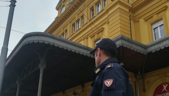 Aggredisce due agenti in stazione FS: denunciato dalla Polizia di Stato
