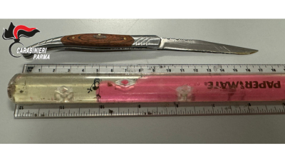 Parma: importuna due ragazze, fermato e denunciato un 26enne trovato in possesso di un coltello a serra manico