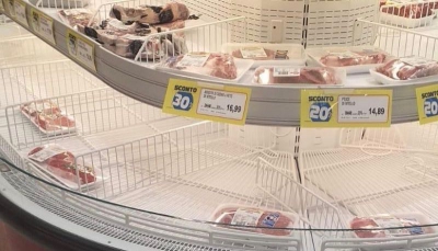 Il paradosso del Covid: al supermercato vietato comprare ...