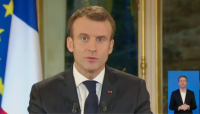 Macron annuncia la resa ai 