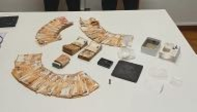 Spaccio: donna arrestata per detenzione di 50 gr di cocaina e ingenti contanti.