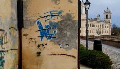 Graffiti, ben poco artistici, su una chiesa di Colorno