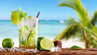 Il mojito in spiaggia? Un &quot;nido di batteri&quot;.