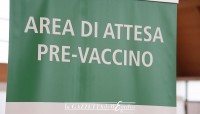 E adesso tutti contro Johnson &amp; Johnson. Così  Pfizer alza la posta e l&#039;UE paga!